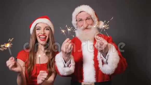 圣诞老人和佣工用烟花跳舞视频的预览图