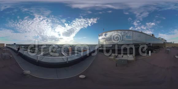 莫斯科屋顶咖啡馆的360VR男子看机场和道路交通视频的预览图