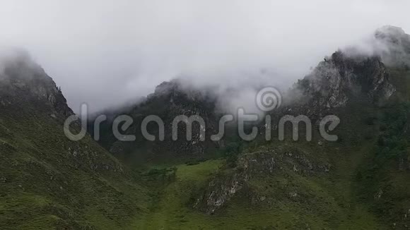 阴天的云团飘过山顶前往阿勒泰的暑期之旅在俄罗斯山区徒步旅行视频的预览图