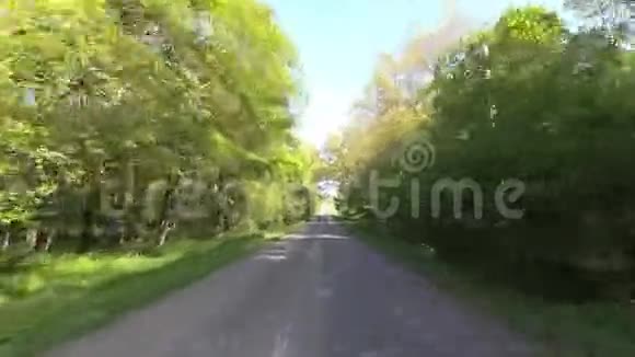 车载仪表机开车去一个小村庄视频的预览图