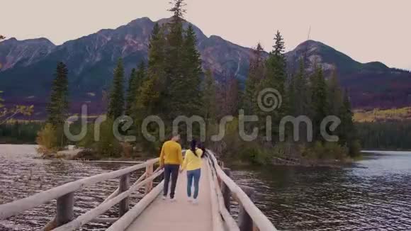 加拿大阿尔伯塔省的金字塔湖碧玉秋天在湖边观赏日落秋天在湖边落色视频的预览图