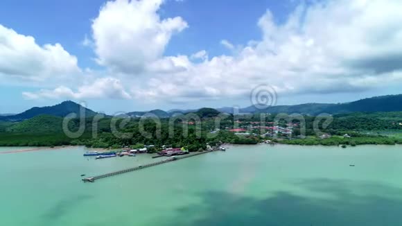 泰国普吉岛小桥海深垂视频的预览图