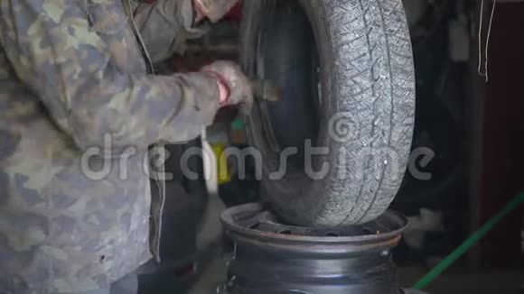 汽车服务专业人员准备更换轮胎视频的预览图