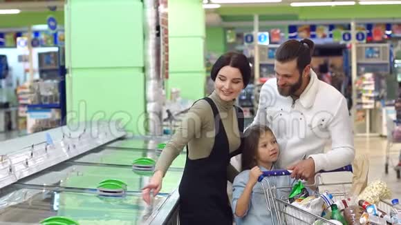 一个有孩子的小家庭在超市食品视频的预览图
