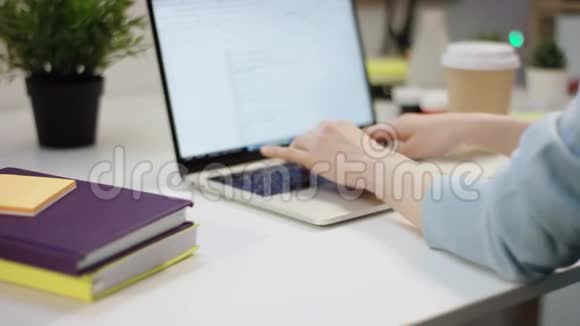 年轻女子在笔记本电脑上打字视频的预览图