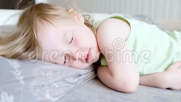 可爱的女婴睡觉醒来睁开眼睛早上微笑的孩子视频的预览图