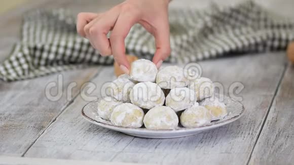 传统圣诞雪球饼干饼干覆盖糖粉视频的预览图