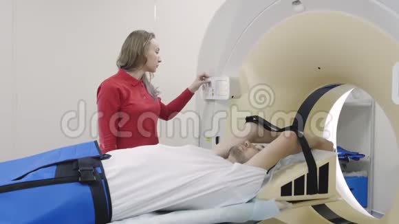 CT扫描与躺着的人一起移动以诊断健康问题视频的预览图