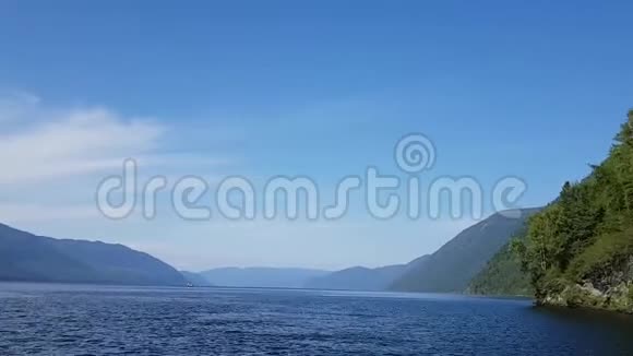 在俄罗斯阿尔泰共和国的特莱茨科耶湖上快速乘船空中观景阳光明媚的一天视频的预览图