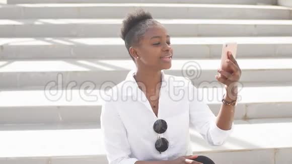 美丽优雅的非裔美国人网络博主女性手持手机视频的预览图