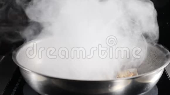 慢动作的食物视频餐厅厨师烹饪海鲜用虾制作意大利海鲜火焰杯视频的预览图