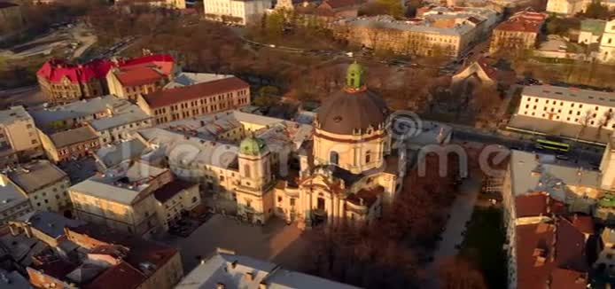 飞越利沃夫雄伟的多米尼加大教堂视频的预览图