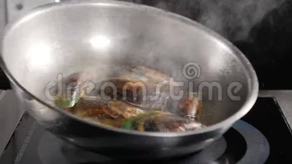 餐厅食物烹饪慢动作食物视频厨师烹饪或在煎锅中品尝海鲜溅出来的油高清高清视频的预览图