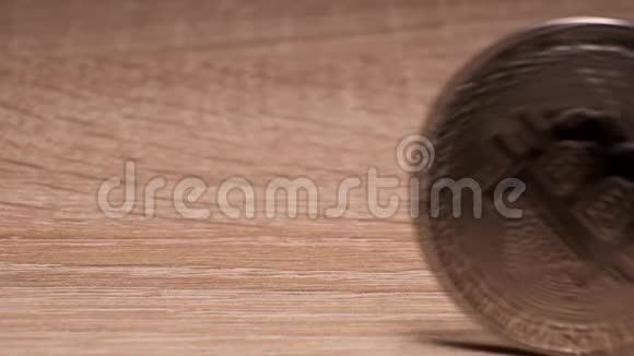 比特币硬币在桌子上滚动视频的预览图