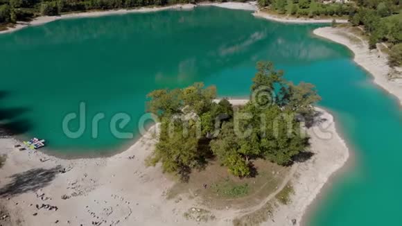 意大利拉戈阿尔皮诺无人机拍摄了一大片水视频的预览图