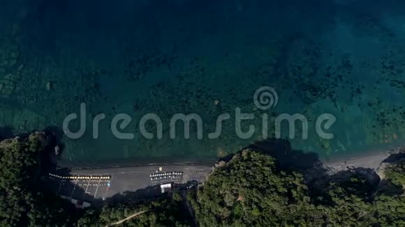 意大利蒂雷诺海岸线的俯视空中拍摄视频的预览图