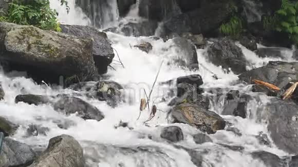 特写肆虐的高山瀑布美丽的风景视频的预览图