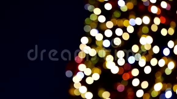 圣诞树上的圣诞节颜色模糊视频的预览图
