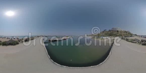 360VR海滨海港和人们在海滩放松视频的预览图