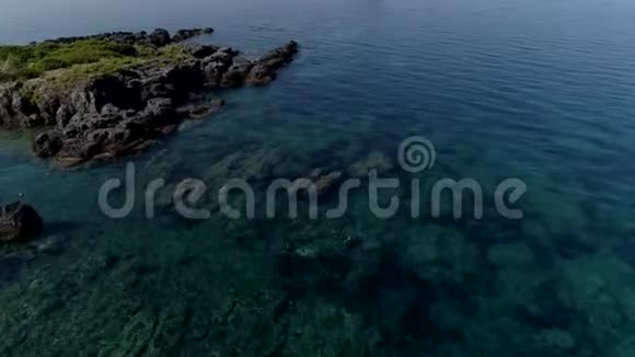 意大利蒂雷诺的蓝色海水闪闪发光视频的预览图