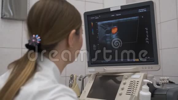医生用超声波检查病人视频的预览图