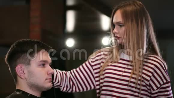男人在理发店或发廊发型和理发整理头发理发店女理发师视频的预览图