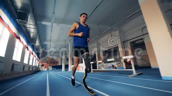 雪碧在跑道上跑步时戴假肢假肢视频的预览图