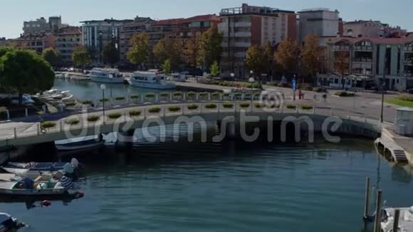 Drone在一个城市里用许多船只拍摄一条河意大利格拉多视频的预览图