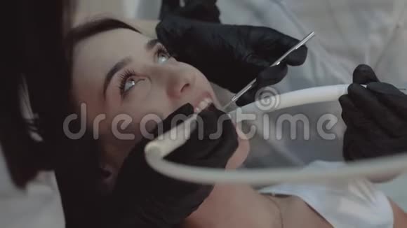 牙医检查女性患者的牙齿愈合情况4K视频的预览图