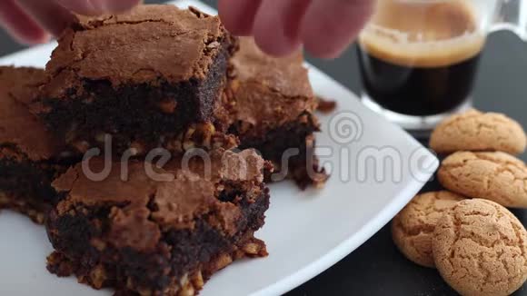 巧克力浓咖啡和红葡萄酒巧克力蛋糕视频的预览图