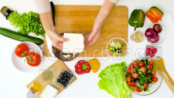 女人用feta和油做蔬菜沙拉视频的预览图