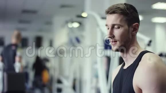 年轻人在健身房接受了大量训练后休息视频的预览图