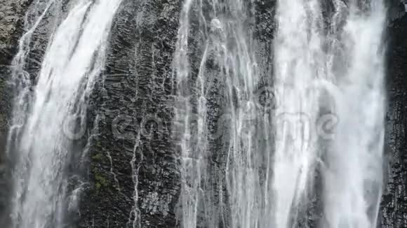 沿柱状节理瀑布视频的预览图