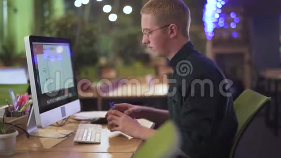 著名商务中心的成功上班族戴眼镜的年轻体贴男人坐在他的工作场所前视频的预览图