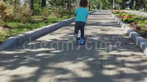 男孩在公园里骑滑板车视频的预览图