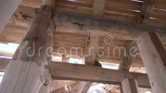 师傅打磨原木的一个木屋架木工工程剪辑穿着白色制服和视频的预览图