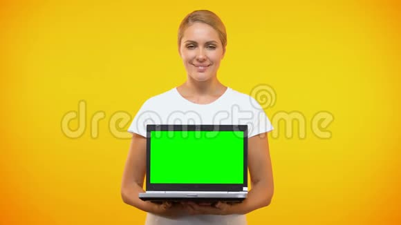 微笑的漂亮女士手提电脑绿色屏幕在线演示自由职业视频的预览图