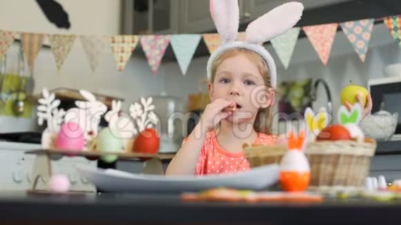 小女孩在复活节吃饼干和苹果视频的预览图