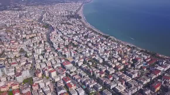 地中海沿岸的豪华海滩和天际线城市景观艺术在可爱的城市上空飞行视频的预览图