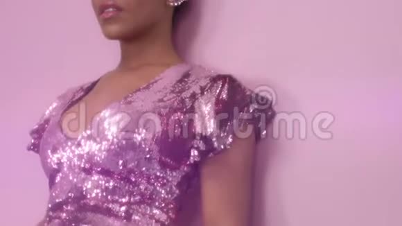 黑色混血女人短发卷曲的天然头发穿着闪闪发光的粉红色连衣裙视频的预览图