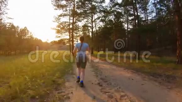 日落时分在乡间小路上奔跑的女孩视频的预览图