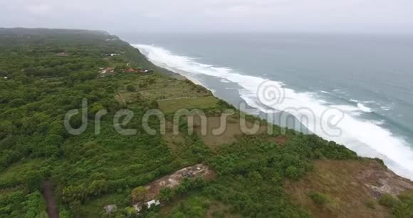 巴厘岛海滩的高角度视野阴天有波浪状海洋4k视频的预览图