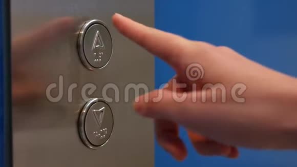 女性手按电梯按钮在办公中心或酒店年轻女子按下电梯按钮手指按压视频的预览图