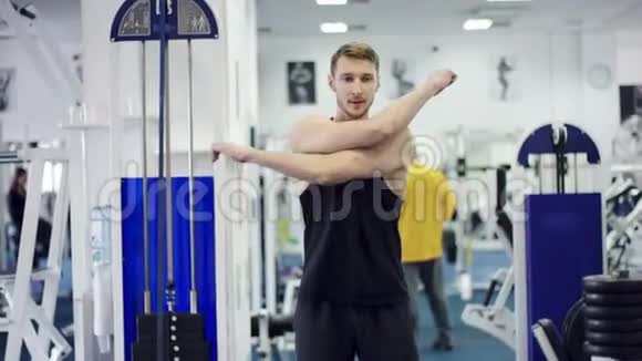 年轻的运动员在健身房训练前要热身视频的预览图