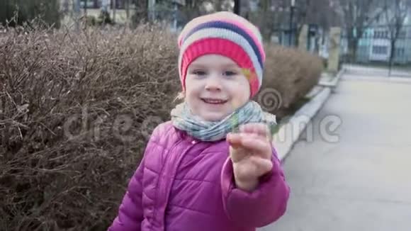 可爱的女孩微笑着手里拿着一株小植物视频的预览图