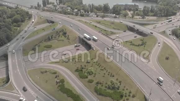 基辅的汽车运输交汇处乌克兰空中飞行视频的预览图