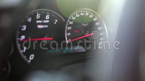 跑车通过方向盘拍摄的仪表板速度表和转速表视频的预览图