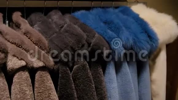 羊毛保暖冬衣在零售时装店的衣架上出售羊毛外套收藏视频的预览图