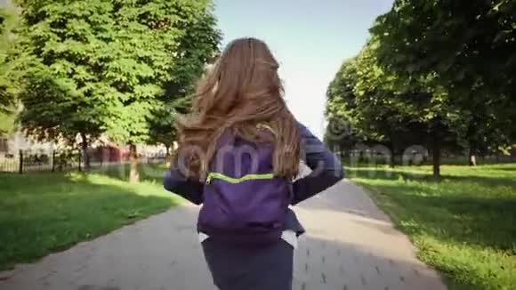 一个拿着书包跑的女孩视频的预览图