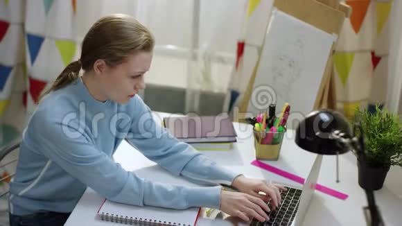 年轻悲伤的女人晚上在电脑上工作视频的预览图